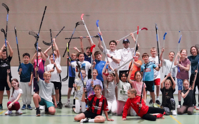 EC Bad Nauheim startet Schulprojekt: Rote Teufel erobern die Klassenzimmer!